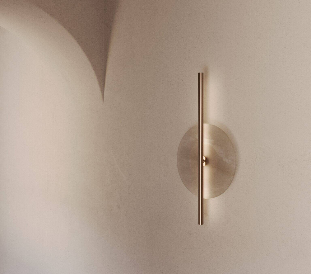 Aromas :: Lampa ścienna / kinkiet Point wys. 60 cm alabaster / czarny