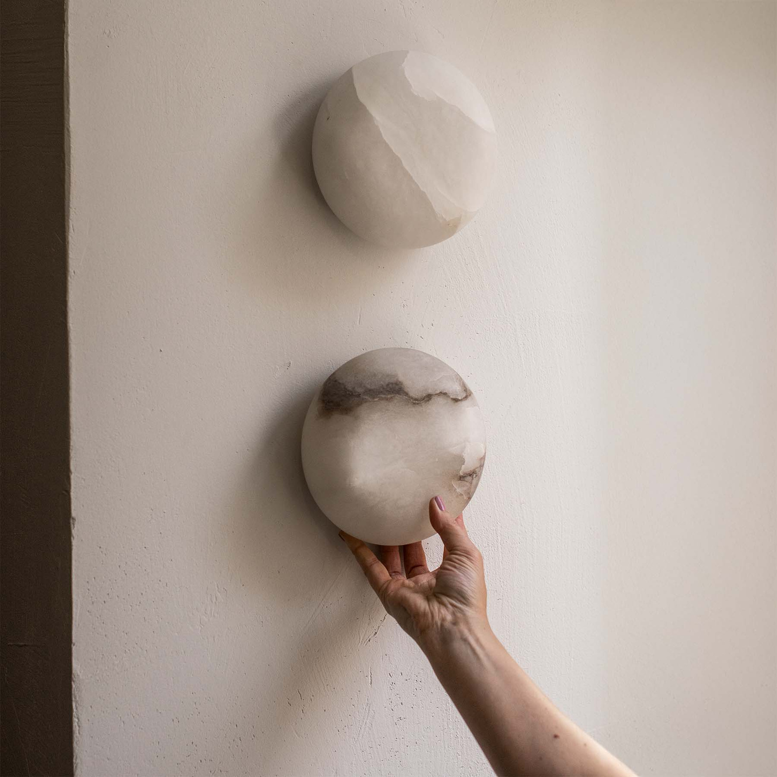 Embassy Interiors :: Lampa ścienna / kinkiet Alkione śr. 15 cm biały alabaster