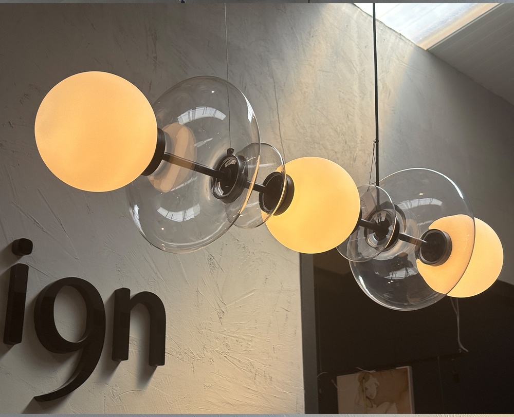 Aromas :: Lampa wisząca Mapi szer. 117 cm pozioma mleczno-transparentna