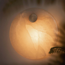 Embassy Interiors :: Lampa ścienna / kinkiet Eos alabastrowy śr. 30 cm biały alabaster / mosiądz z patyną