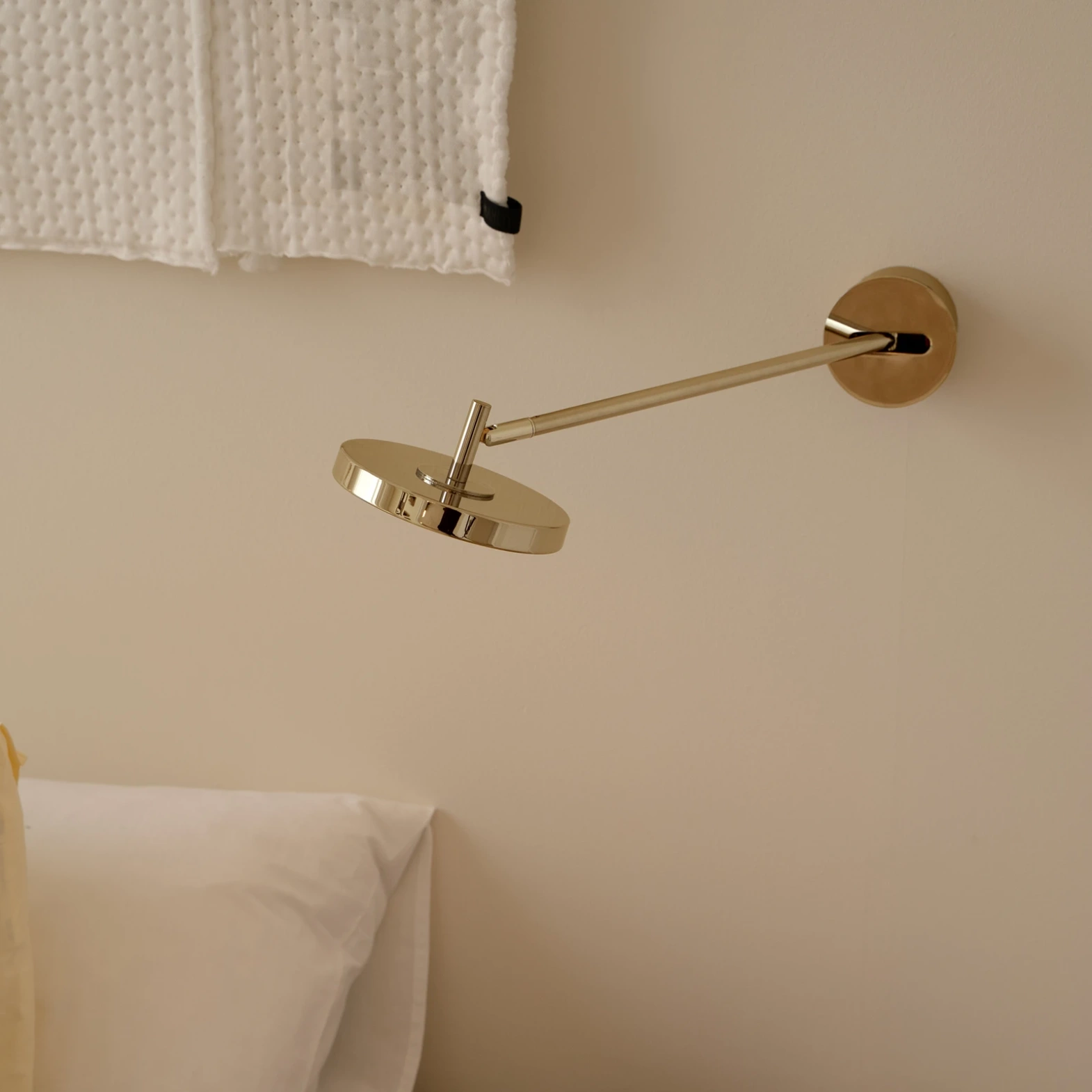 Umage :: Lampa ścienna / kinkiet Asteria Long Hardwire dł. 69,5 cm polerowany mosiądz