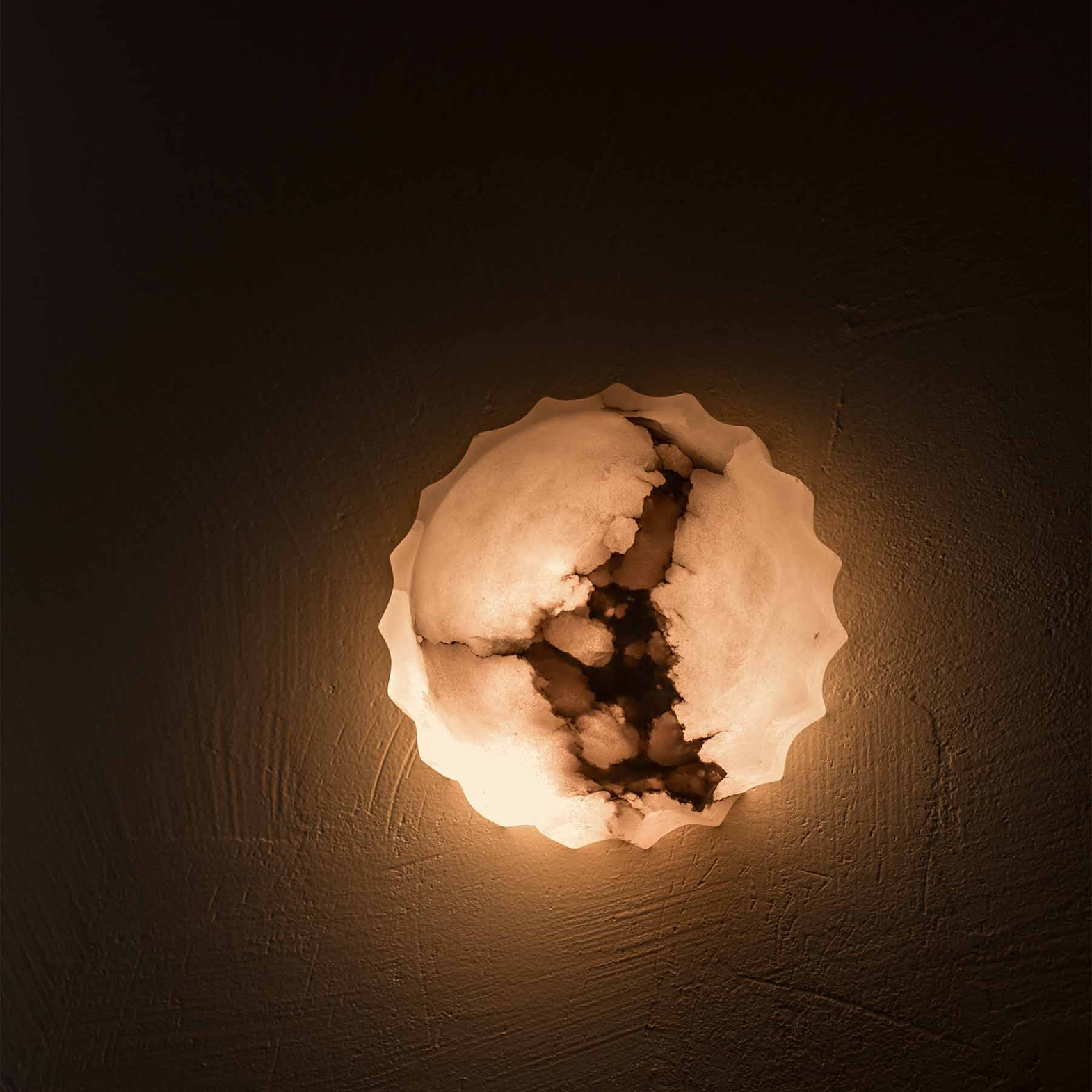 Embassy Interiors :: Lampa ścienna / kinkiet Elektra śr. 15 cm biały alabaster