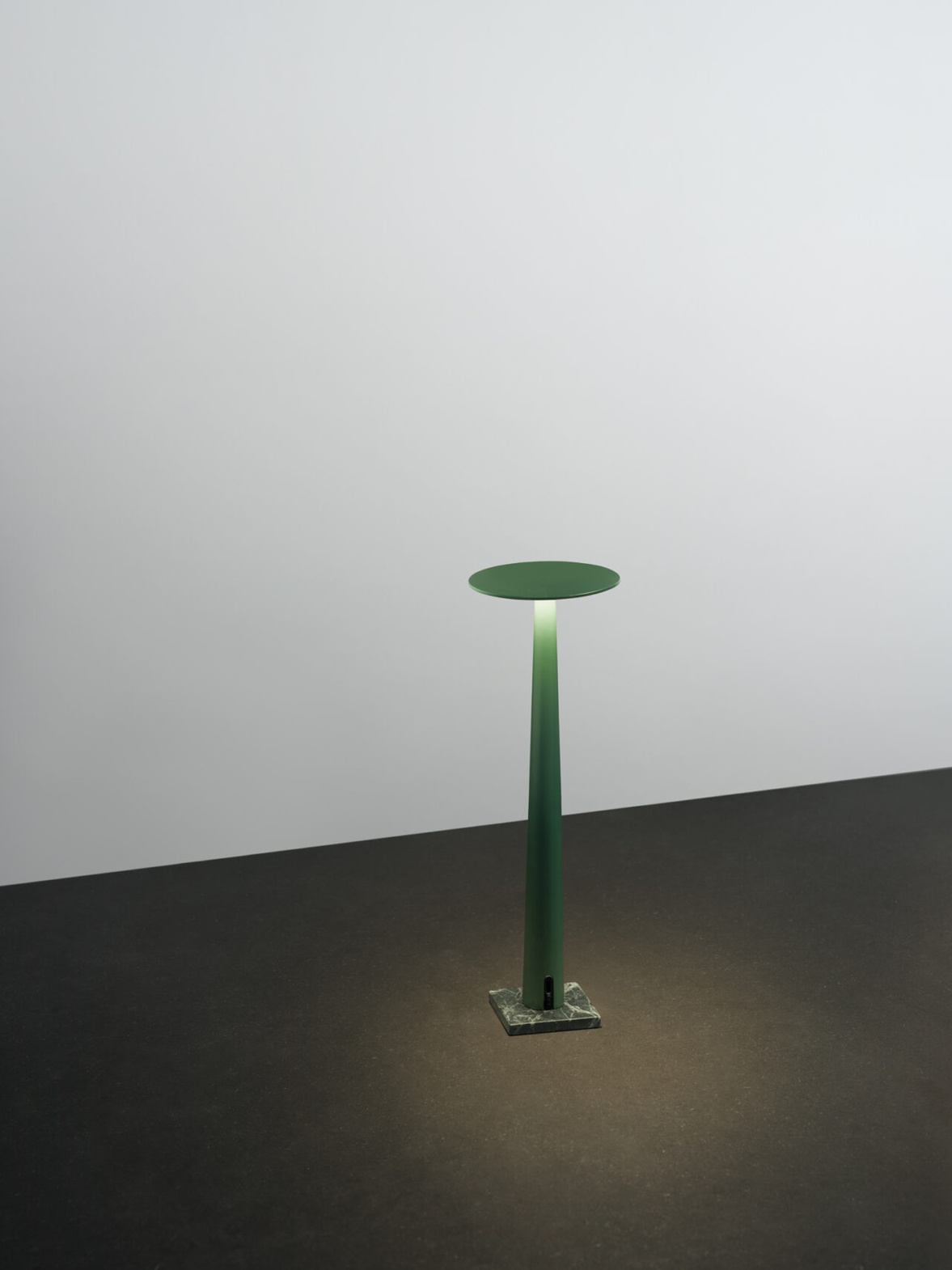 Nemo Lighting :: Lampa stołowa Portofino wys. 30,5 cm czarna / marmurowa podstawa