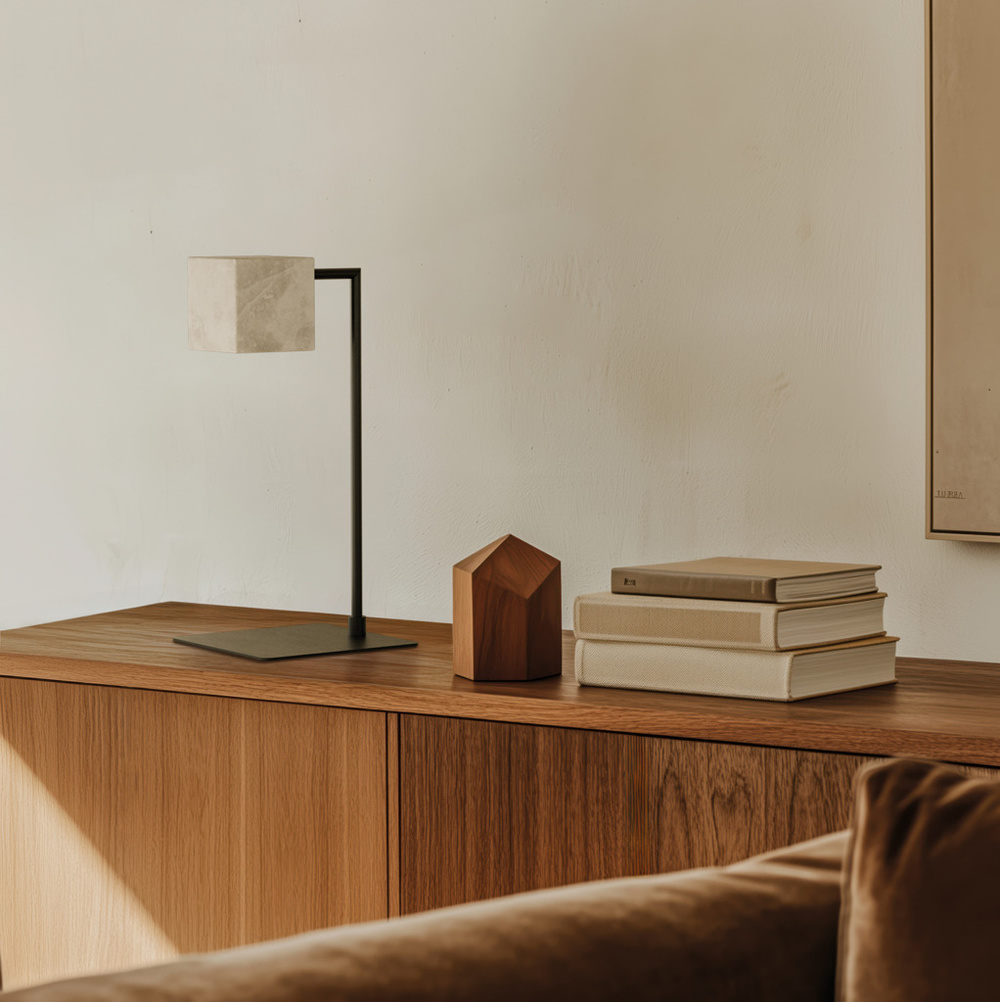 Aromas :: Lampa stołowa Cubic wys. 41 cm klosz alabaster / złoty metal