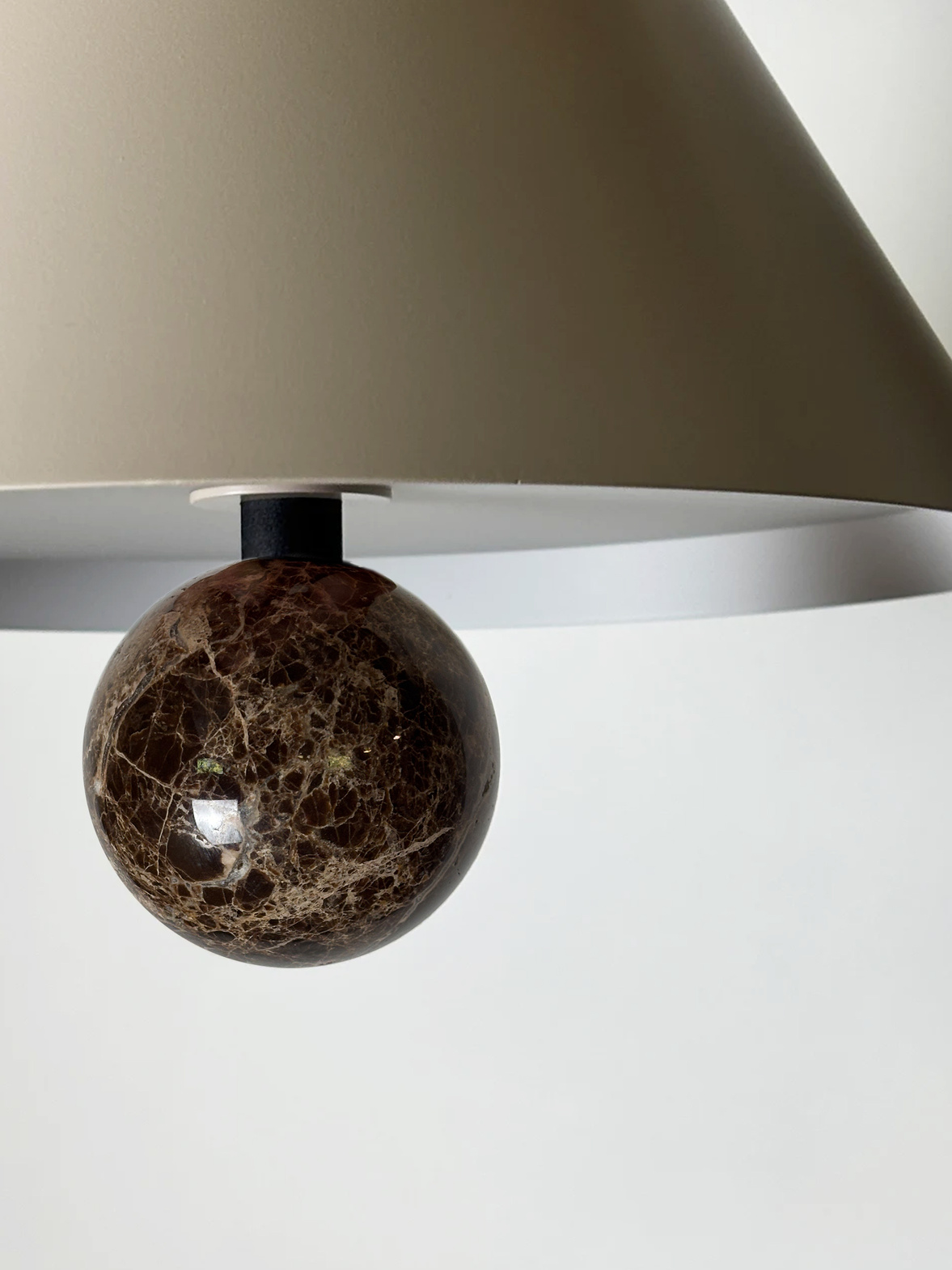 Aromas :: Lampa wisząca Marg śr. 30 cm jasnobrązowy klosz / brązowy marmur 