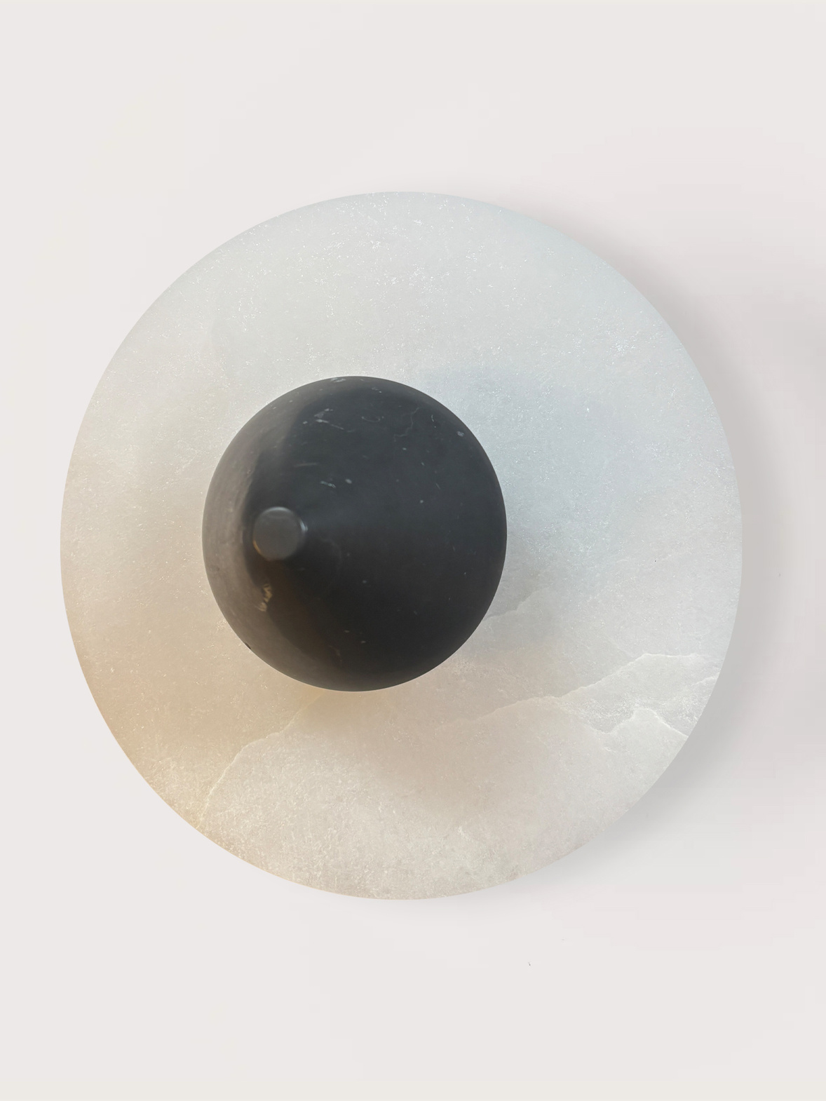 Aromas ::  Lampa ścienna / kinkiet Anza śr. 30 cm alabaster / czarny marmur