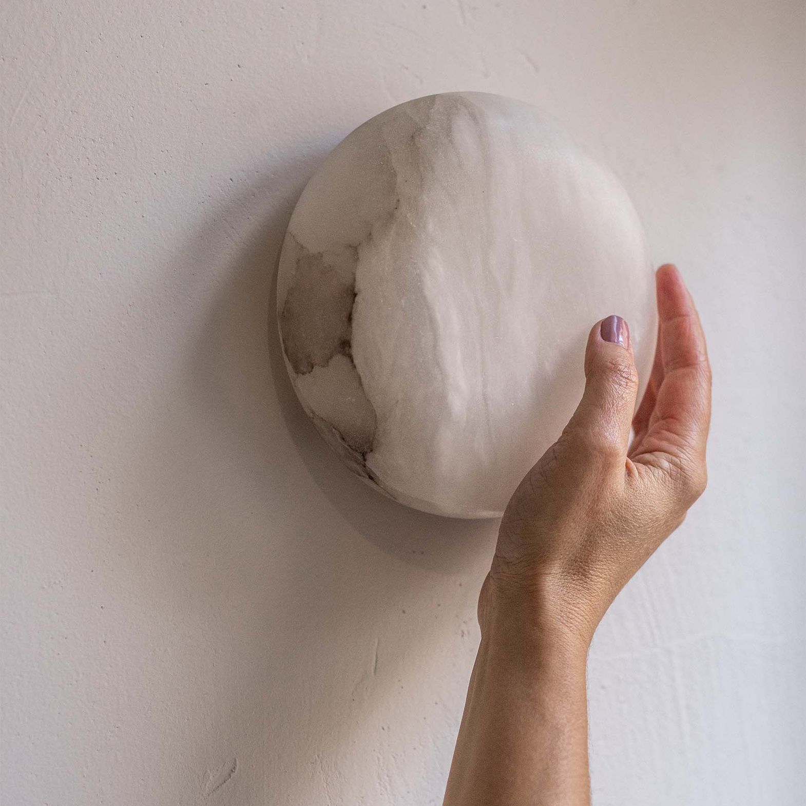 Embassy Interiors :: Lampa ścienna / kinkiet Alkione śr. 15 cm alabaster ze wzorem