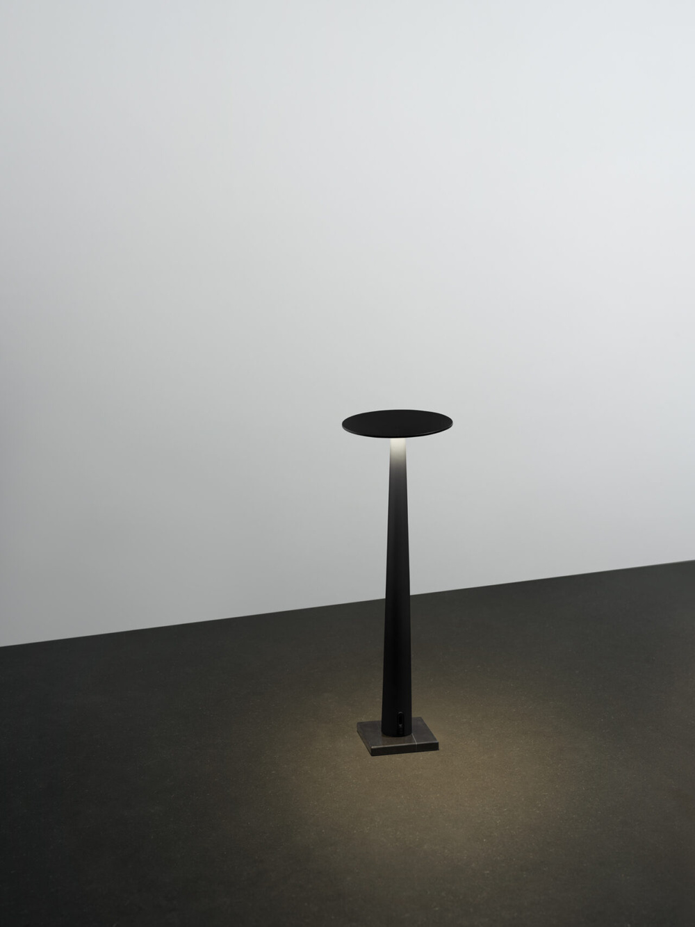 Nemo Lighting :: Lampa stołowa Portofino wys. 30,5 cm czarna / marmurowa podstawa