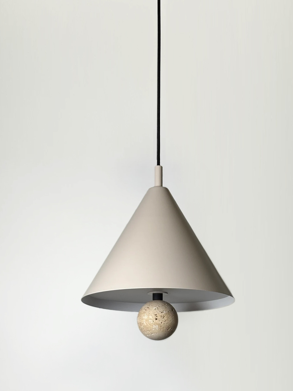 Aromas :: Lampa wisząca Marg śr. 30 cm metal taupe / kula trawertyn