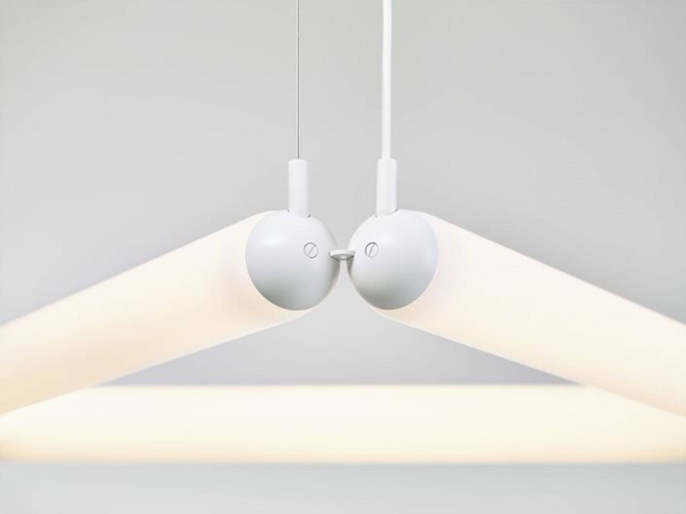 Brokis :: Lampa wisząca Puro Contour Triangle biała szer. 90 cm biała