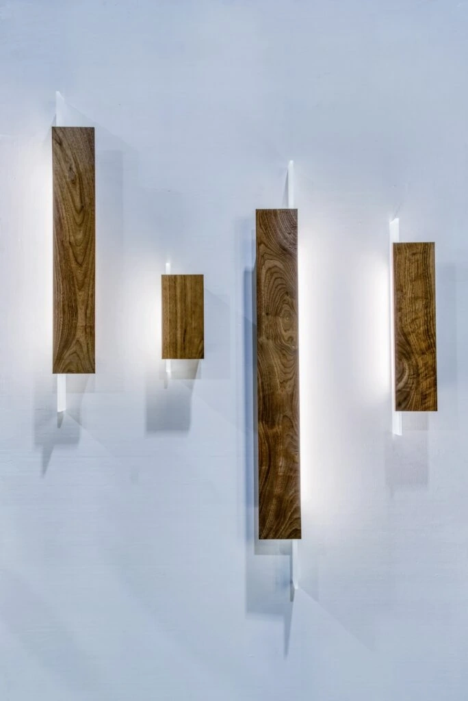 Loftlight :: Lampa ścienna / kinkiet Blaze wys. 53 cm szkło piaskowane drewno naturalne