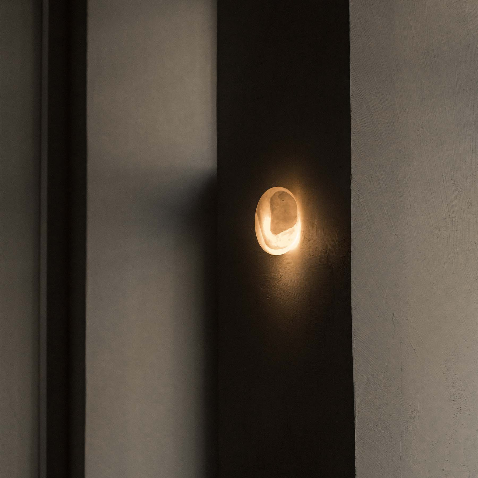 Embassy Interiors :: Lampa ścienna / kinkiet Alkione śr. 15 cm alabaster ze wzorem