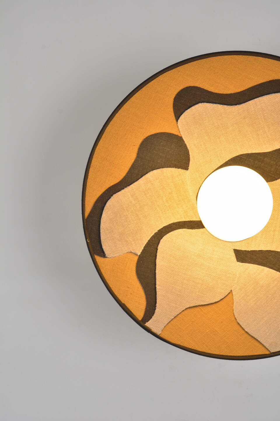 Market Set :: Lampa ścienna / kinkiet Sonia Laudet D40 śr. 40 cm musztardowo-beżowy