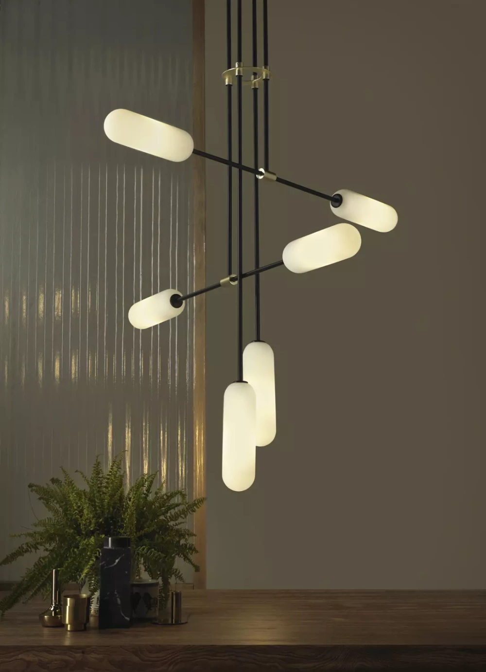 Aromas :: Lampa wisząca Atil czarno-biała złote detale szer. 127,5 cm