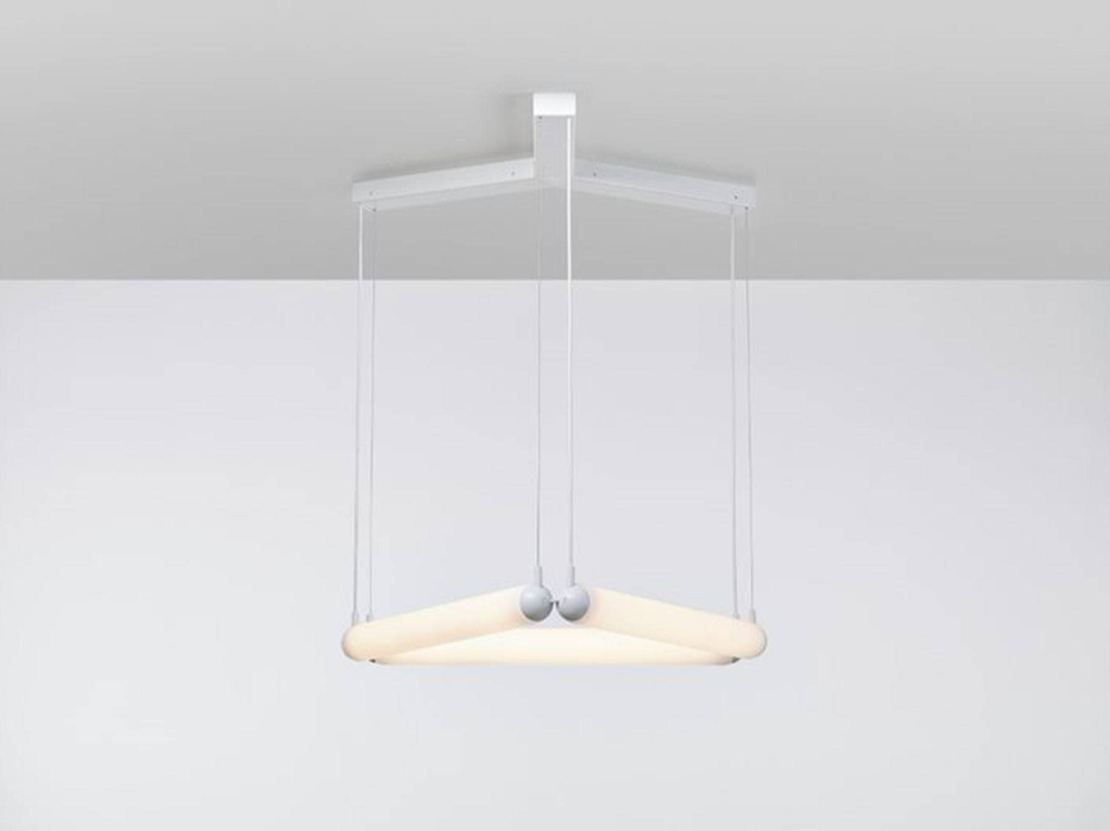 Brokis :: Lampa wisząca Puro Contour Triangle biała szer. 90 cm biała