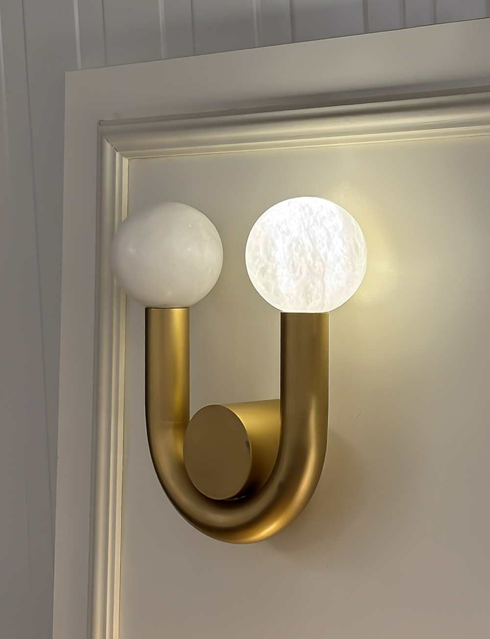 Robin :: Lampa ścienna / kinkiet Rigoberta Direct Super Curved alabaster złota szer. 26 cm