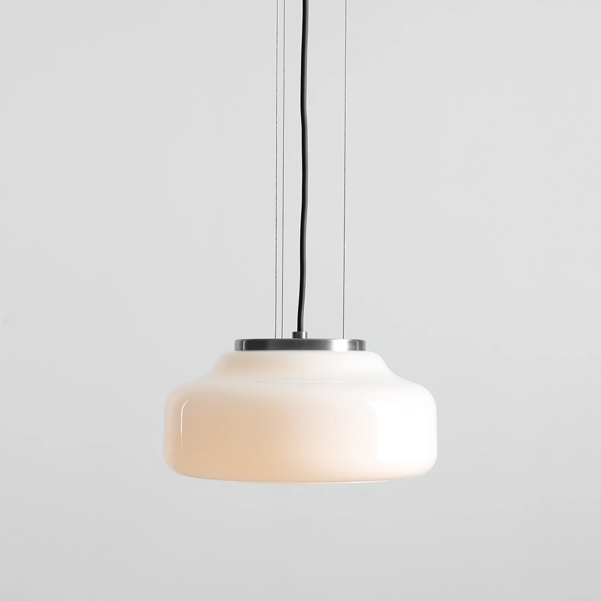 Artera :: Lampa wisząca Bonbon 2.0 Almond rozm. M śr. 25 cm biała / stalowe mocowanie