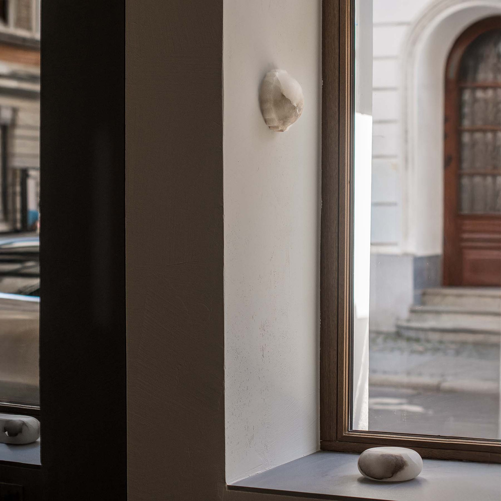 Embassy Interiors :: Lampa ścienna / kinkiet Elektra śr. 15 cm alabaster ze wzorem