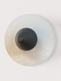 Aromas ::  Lampa ścienna / kinkiet Anza śr. 30 cm alabaster / czarny marmur