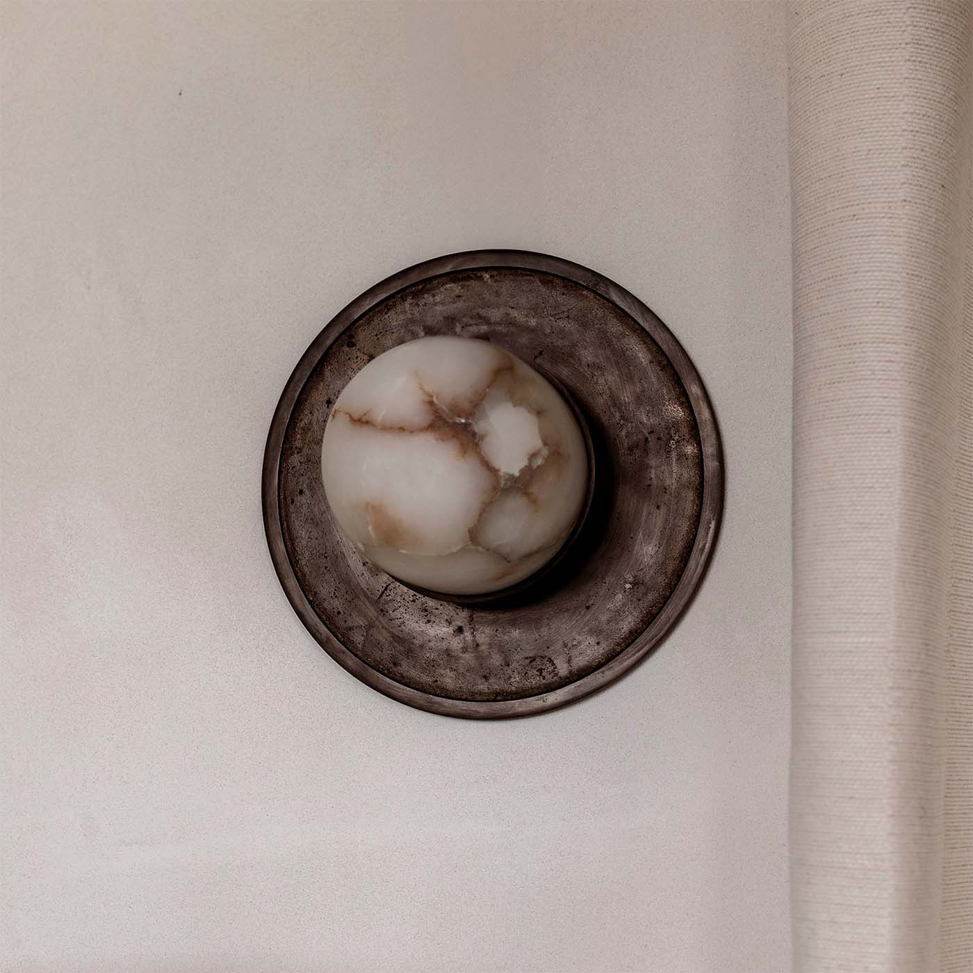 Embassy Interiors :: Lampa ścienna / lampa sufitowa Full Moon alabastrowa mosiężna śr. 24 cm