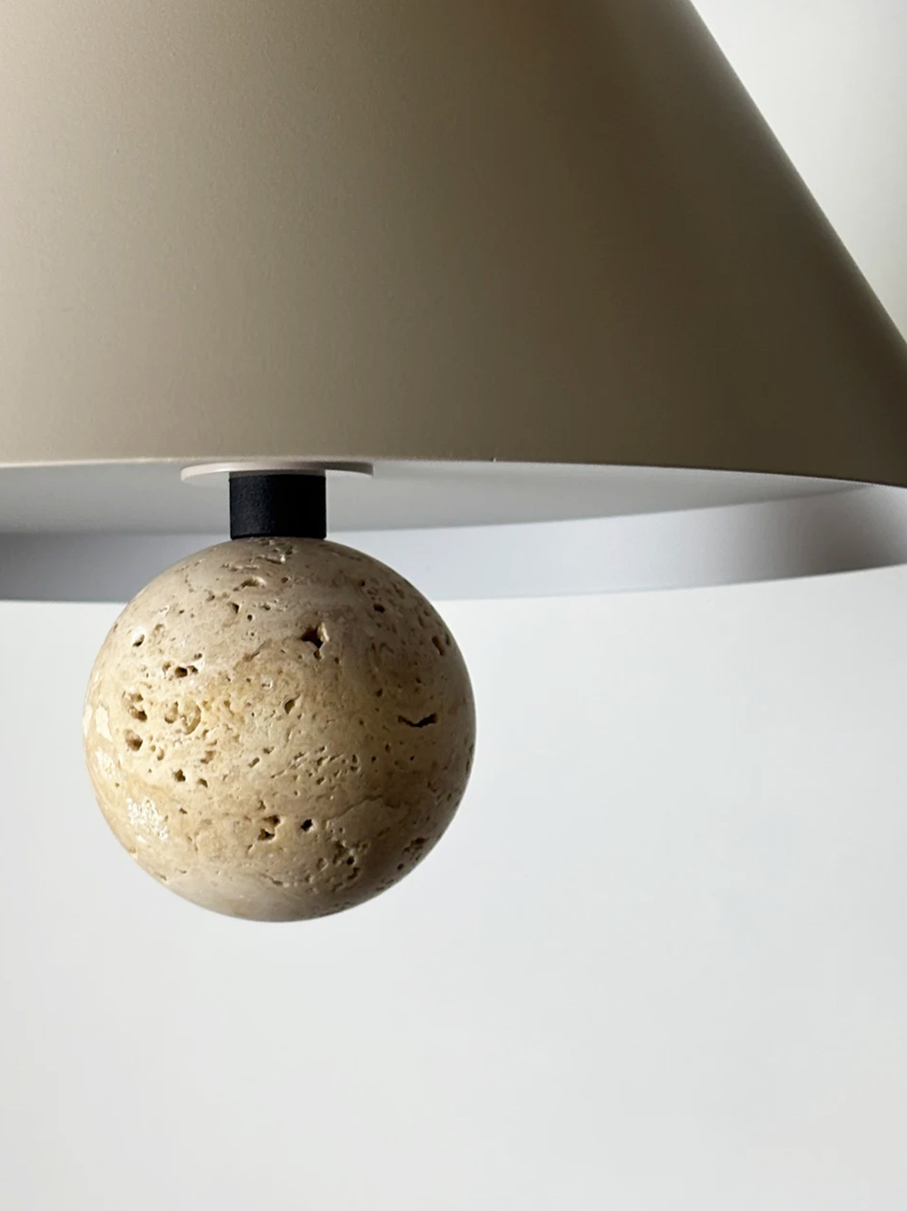 Aromas :: Lampa wisząca Marg śr. 30 cm metal taupe / kula trawertyn