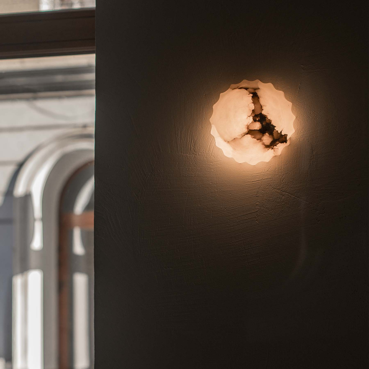 Embassy Interiors :: Lampa ścienna / kinkiet Elektra śr. 15 cm biały alabaster