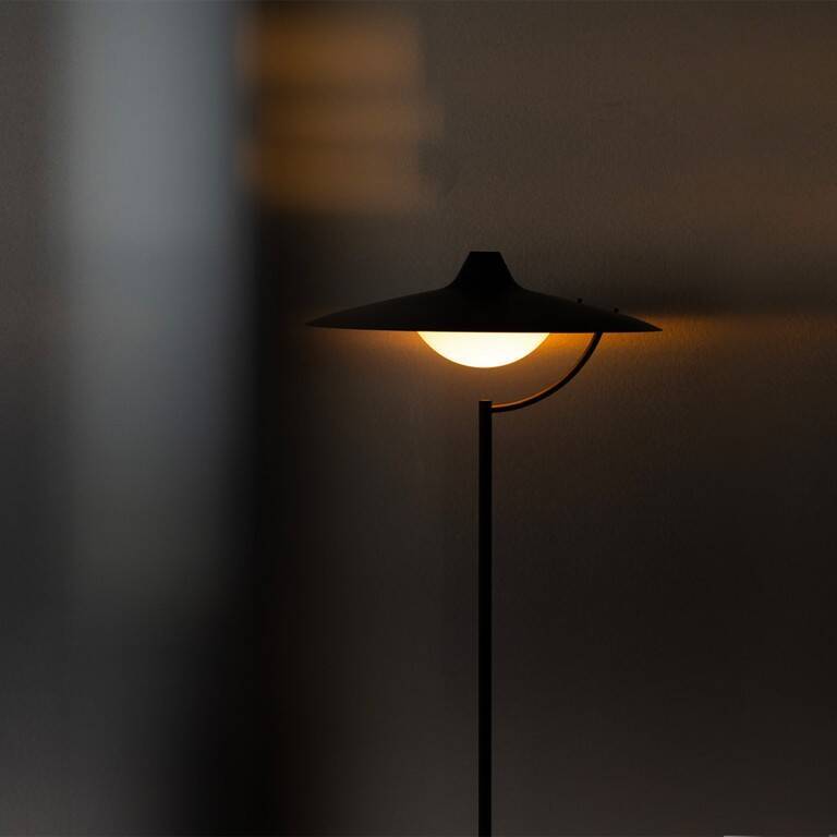 DCW:: Lampa podłogowa Biny czarna wys. 159,8 cm