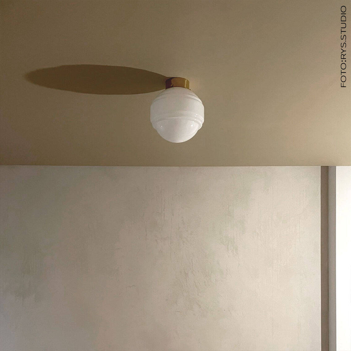 Embassy Interiors :: Lampa ścienna / sufitowa Saturn śr. 25 cm biała mosiężna