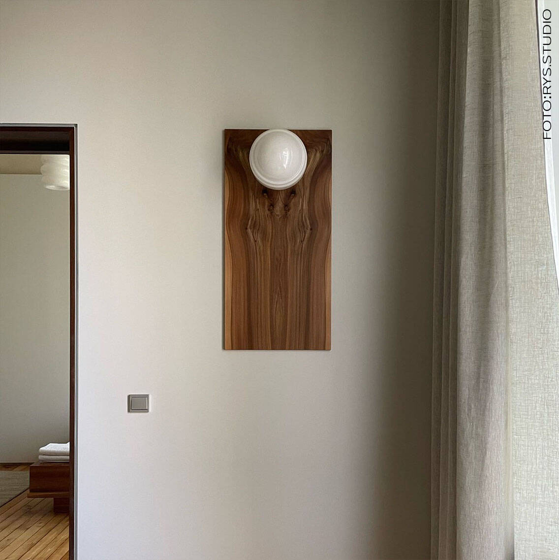 Embassy Interiors :: Lampa ścienna / sufitowa Saturn śr. 25 cm biała mosiężna