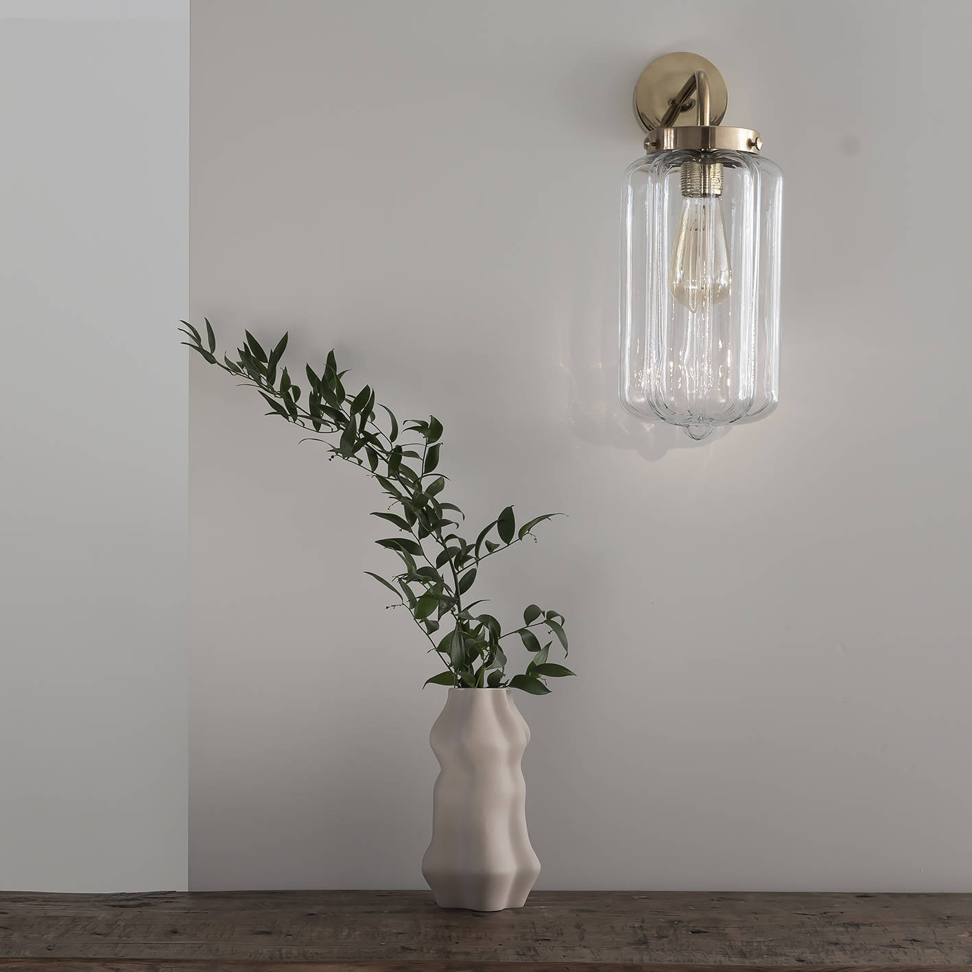 Embassy Interiors :: Szklana lampa ścienna / kinkiet Deco transparentny z puszką ścienną wys. 42 cm