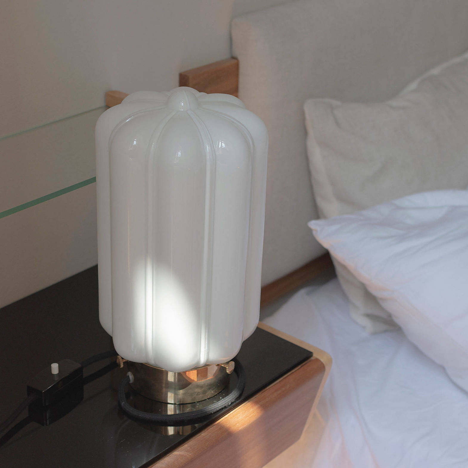 Embassy Interiors :: Szklana lampa stołowa Bibe biała wys. 29,5 cm