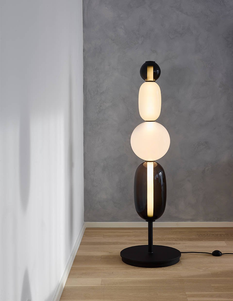 Bomma :: Lampa podłogowa Pebbles transparentno-czarna wys. 132,6 cm