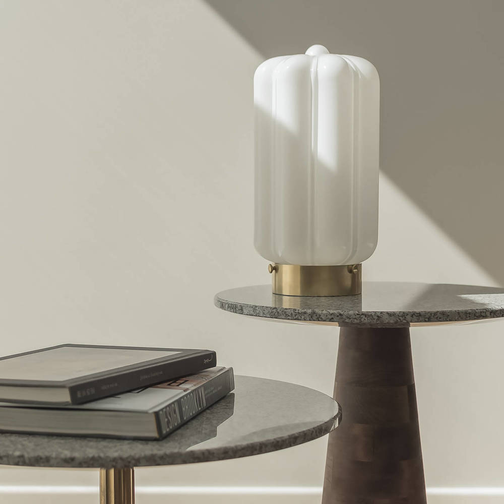 Embassy Interiors :: Szklana lampa stołowa Deco biała (opalowa) wys. 32,5 cm